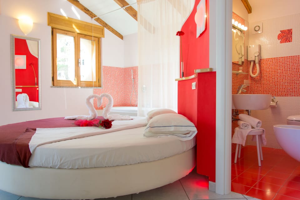 Deluxe Room, 1 Double Bed, Hot Tub | Minibar, desk, soundproofing, iron/ironing board