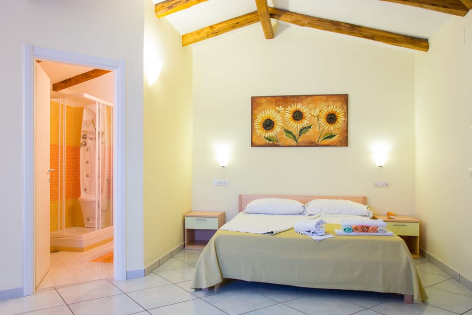 Junior Room, 1 Queen Bed, Ensuite | Minibar, desk, soundproofing, iron/ironing board