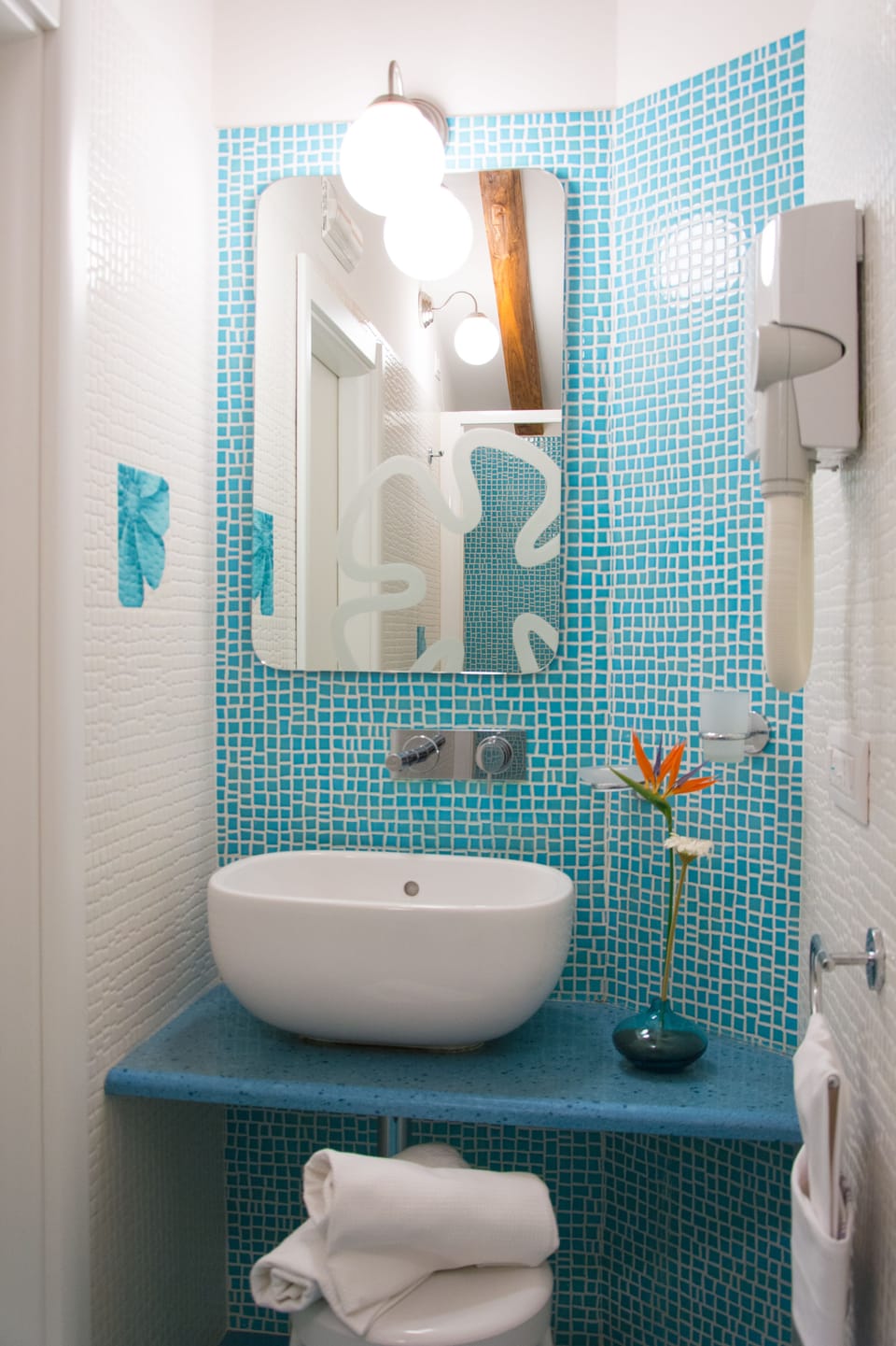 Standard Room, 1 Double Bed | Bathroom | Free toiletries, hair dryer, bidet, towels