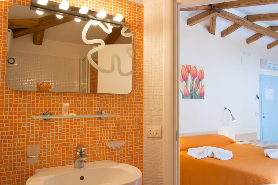 Superior Room, Ensuite | Bathroom | Free toiletries, hair dryer, bidet, towels