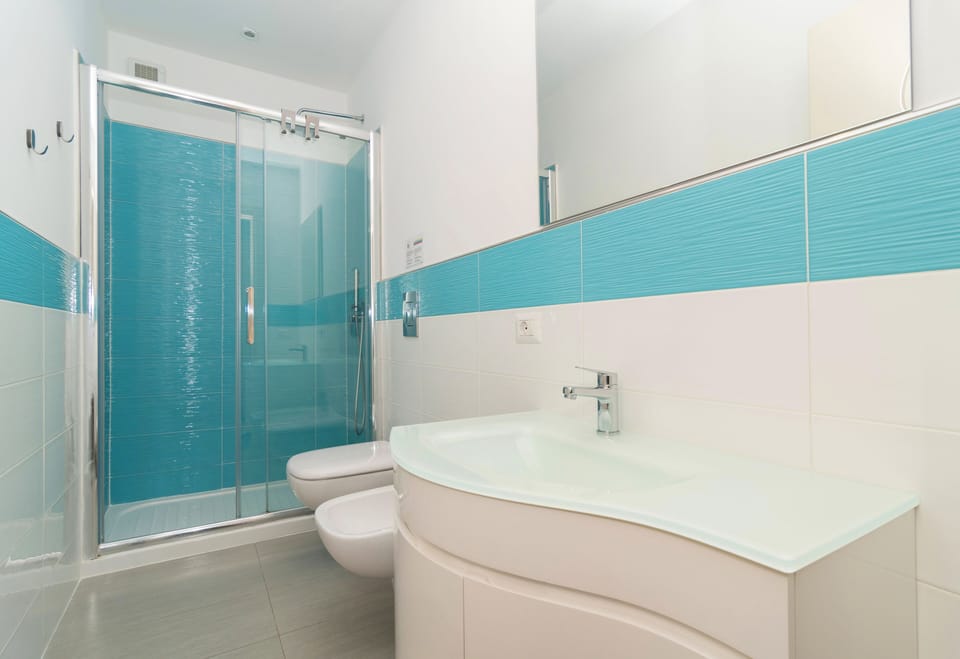 Double suite turquoise | Bathroom | Shower, free toiletries, hair dryer, bidet