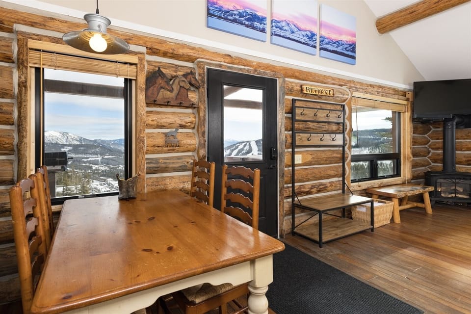 Dining for 4 with an unbeatable view!