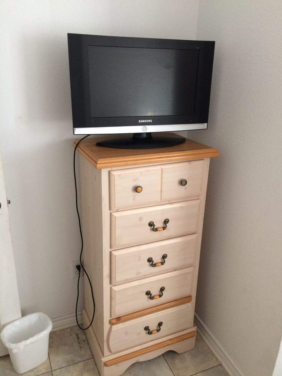 TV in kid bunk bed room