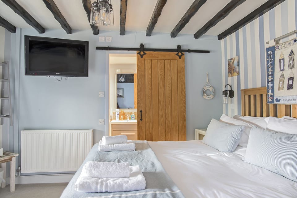Standard Double Room, Ensuite, Garden View (Ground Floor)