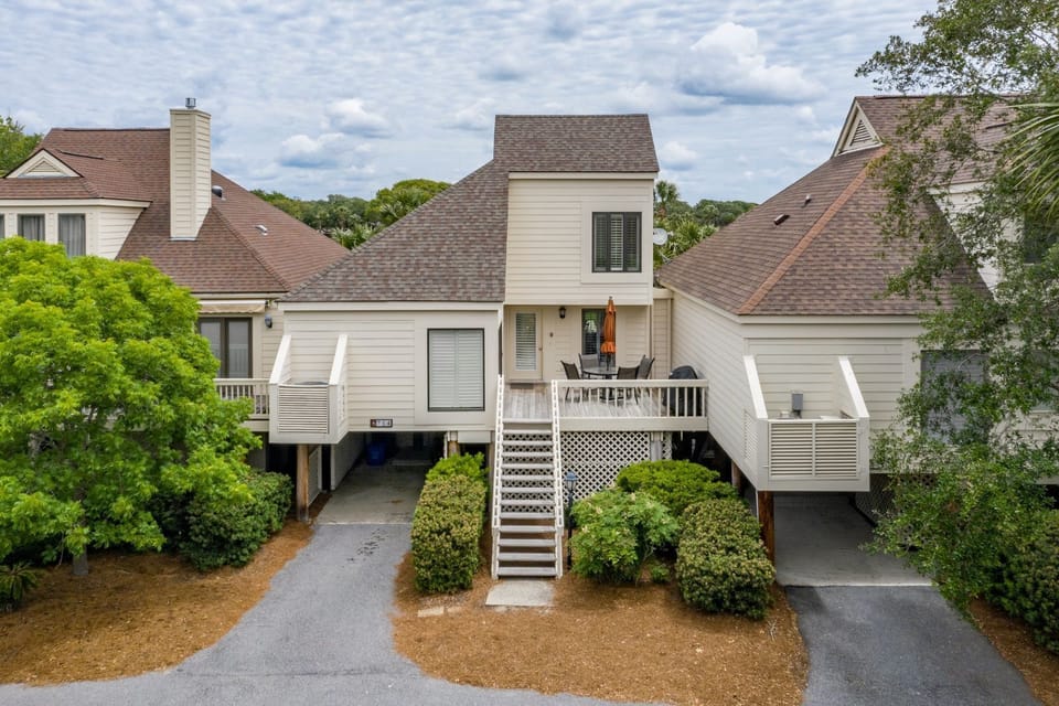 Great location - Short walk to the beach, golf, pools, and dining!