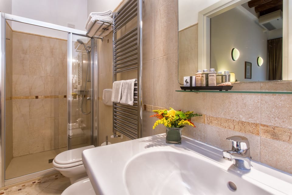Superior Double Room, Canal View | Bathroom | Shower, free toiletries, hair dryer, bidet