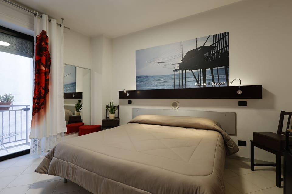 Comfort Room | Minibar, in-room safe, individually decorated, individually furnished
