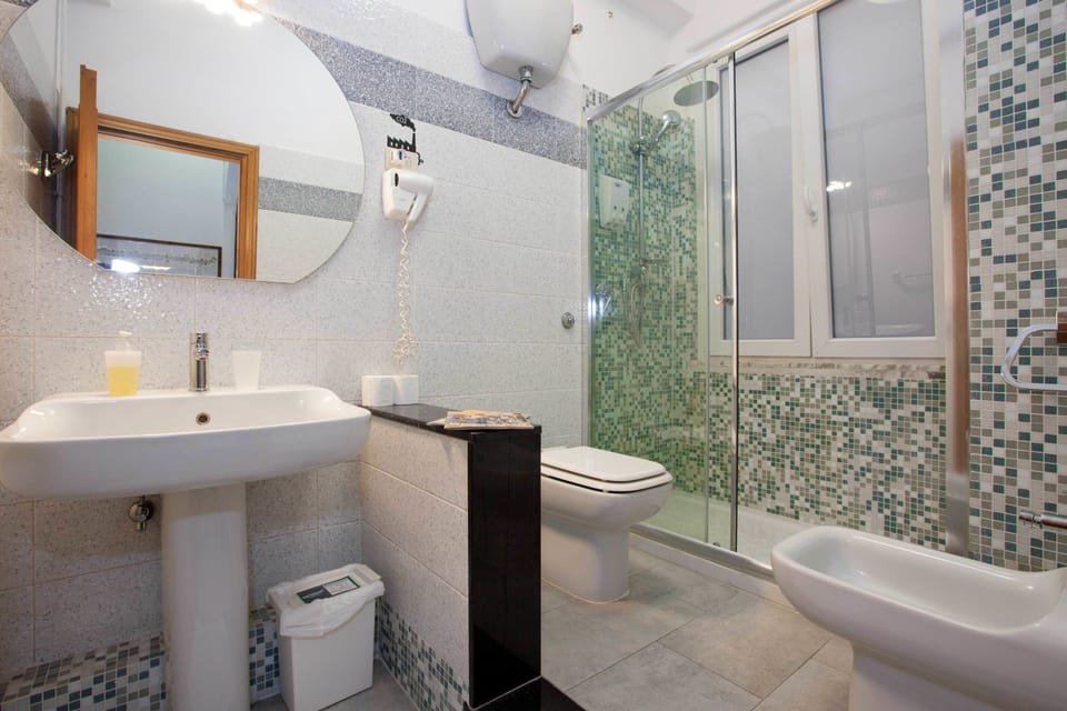 Quintuple Room with External Bathroom | Bathroom | Free toiletries, hair dryer, towels
