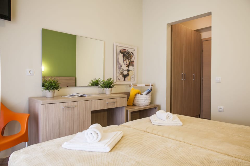 Double Room, Sea View | Minibar, in-room safe, desk, iron/ironing board