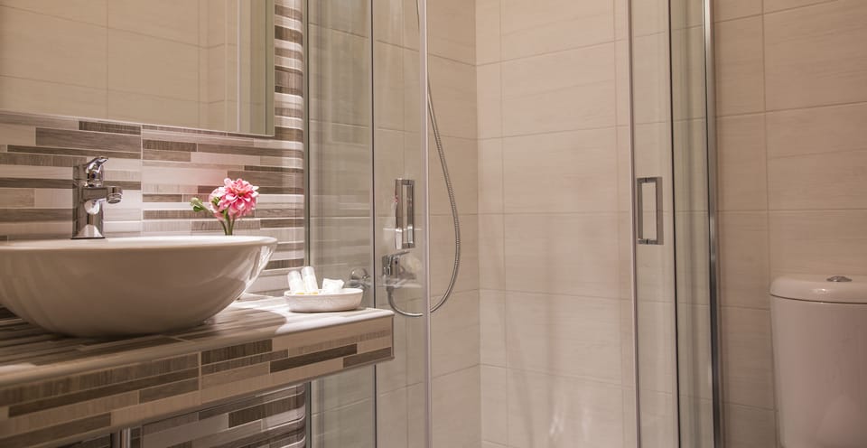 Double Room, Sea View | Bathroom | Shower, free toiletries, hair dryer, towels