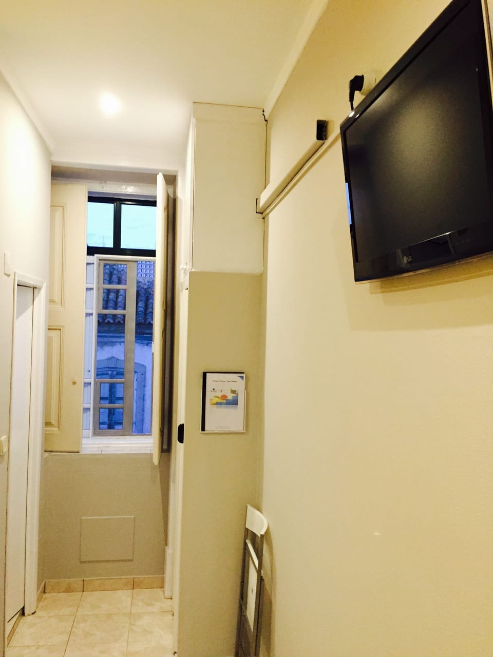 Standard Twin Room | Egyptian cotton sheets, pillowtop beds, iron/ironing board, free WiFi