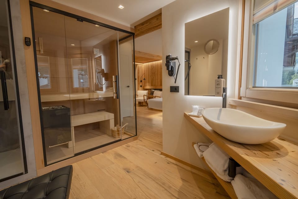 Junior Suite, Sauna | Bathroom | Hair dryer, slippers, bidet, towels