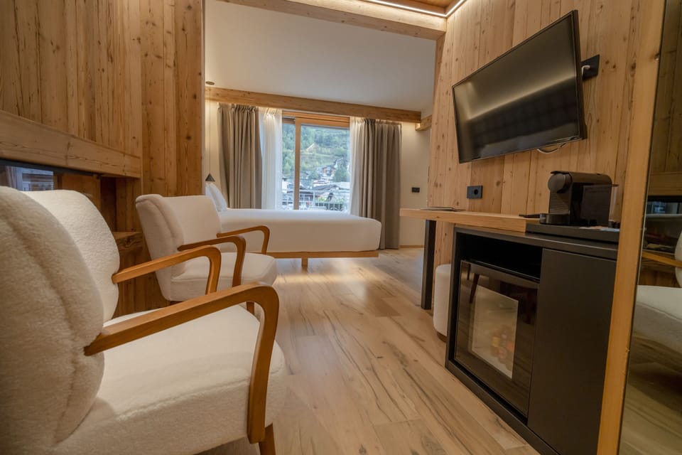 Junior Suite, Sauna | In-room safe, desk, blackout drapes, iron/ironing board (on request)