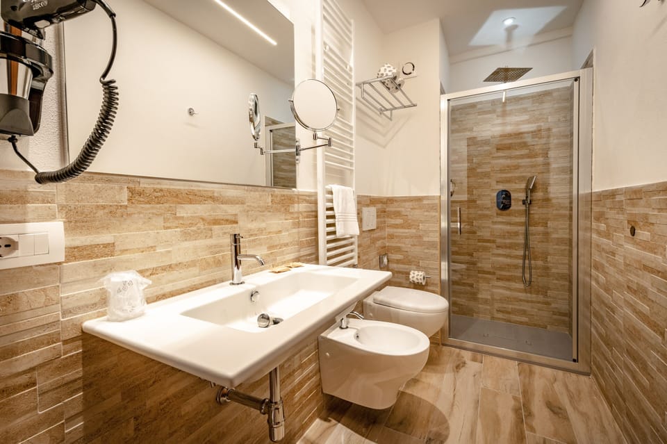 Shower, rainfall showerhead, free toiletries, hair dryer