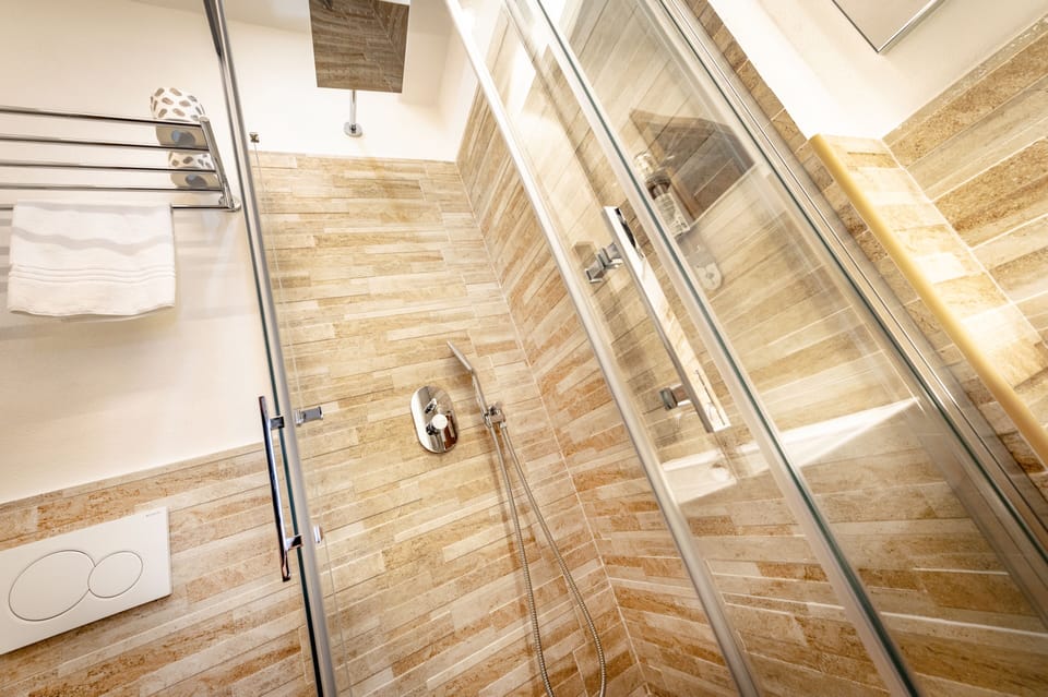 Classic Double Room | Bathroom | Shower, rainfall showerhead, free toiletries, hair dryer