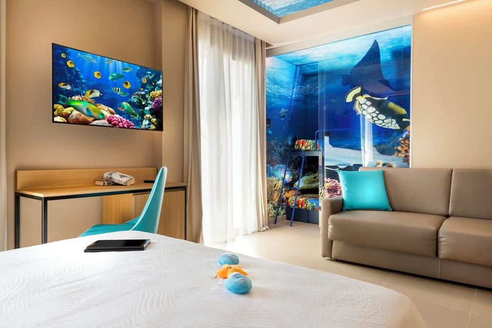 Studio Suite | Minibar, in-room safe, individually decorated, desk