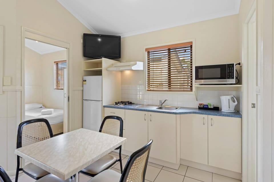 Superior 2 Bedroom Cabin - Sleeps 4 - Pet Friendly | Private kitchen | Electric kettle
