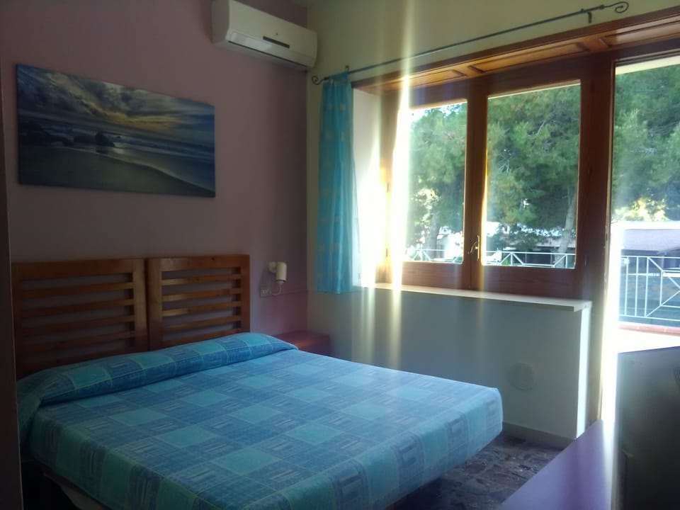 Premium bedding, in-room safe, desk, laptop workspace