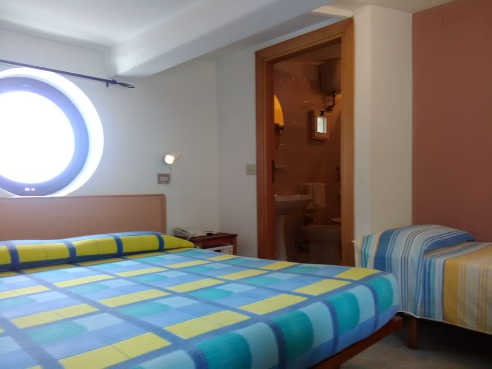 Superior Triple Room | Premium bedding, in-room safe, desk, laptop workspace