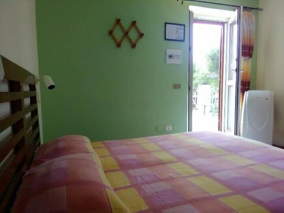 Superior Double Room, Sea View | Premium bedding, in-room safe, desk, laptop workspace