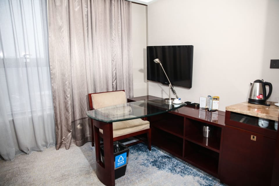 Deluxe Suite, 2 Twin Beds, Non Smoking | In-room safe, free WiFi, bed sheets