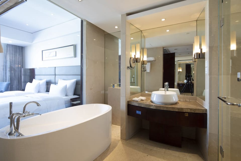 Executive Suite, 1 King Bed, Non Smoking | In-room safe, free WiFi, bed sheets