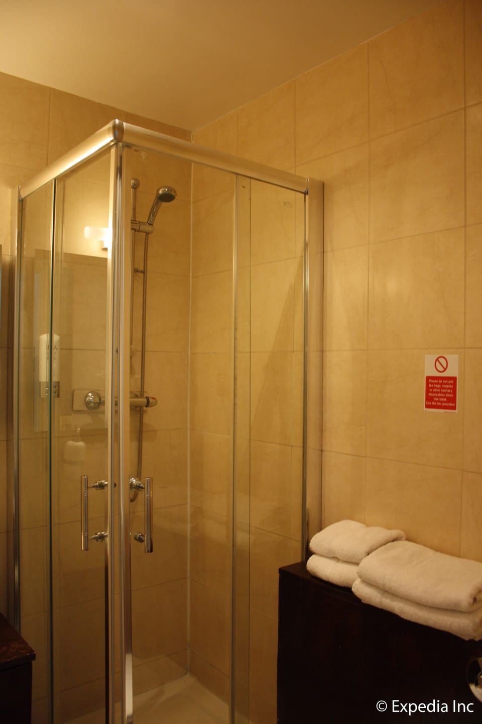 Budget Twin Room | Bathroom | Shower, free toiletries, hair dryer, towels