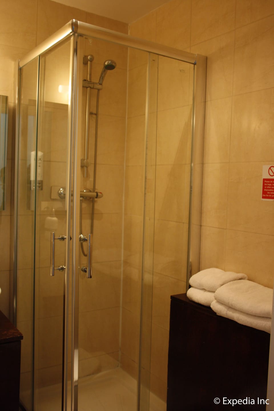 Standard Twin Room | Bathroom | Shower, free toiletries, hair dryer, towels