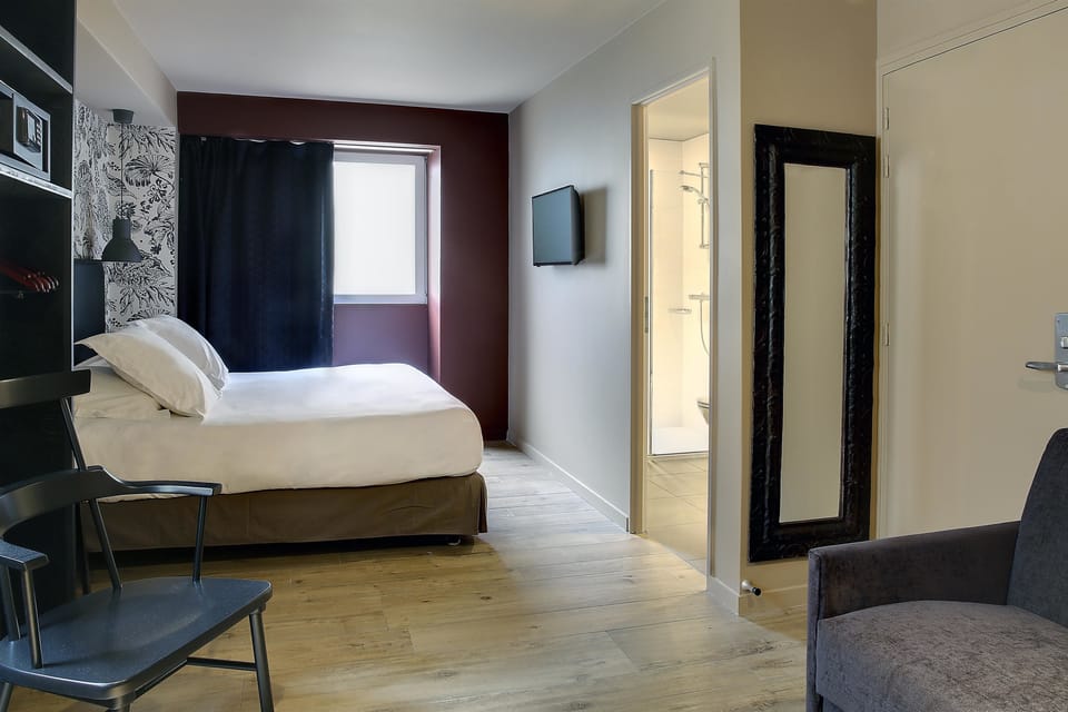 Premium bedding, in-room safe, desk, blackout drapes