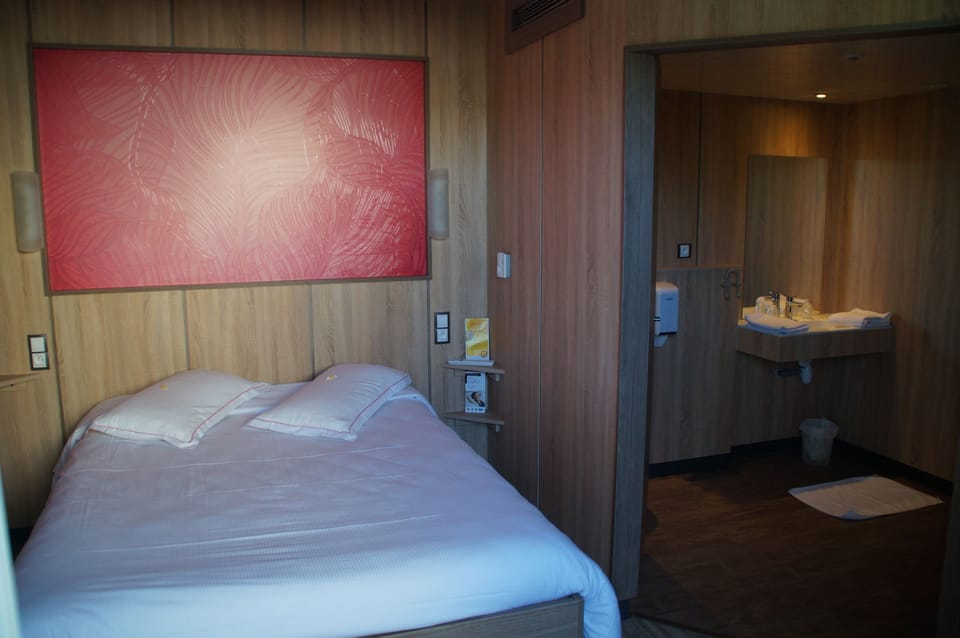 Desk, soundproofing, iron/ironing board, cribs/infant beds