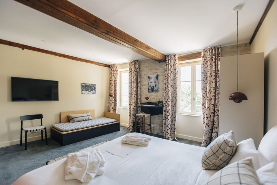Comfort Room | Minibar, in-room safe, individually decorated, individually furnished