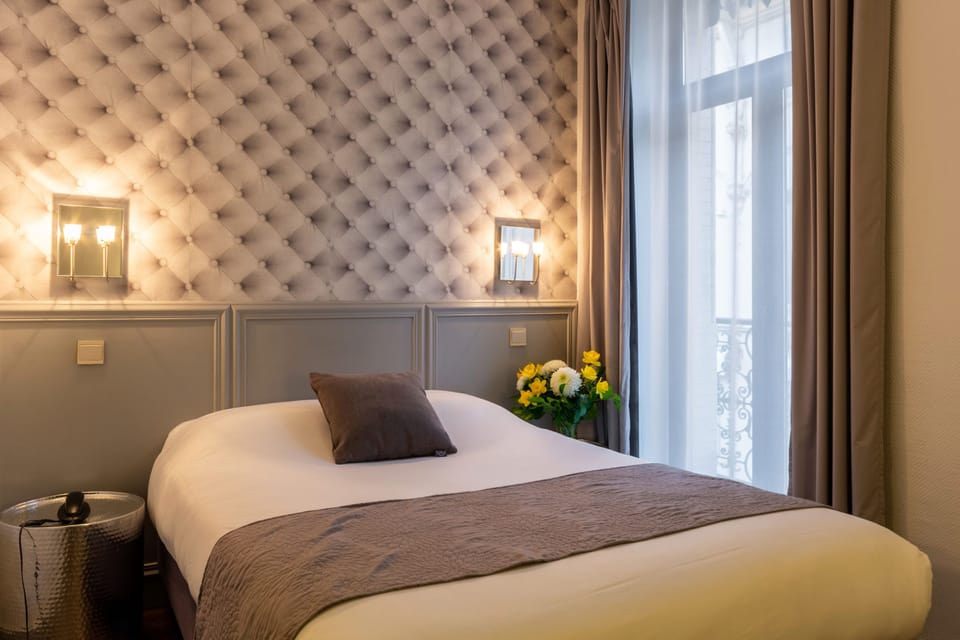 Classic Double Room (with Shower) | 1 bedroom, individually decorated, desk, blackout drapes