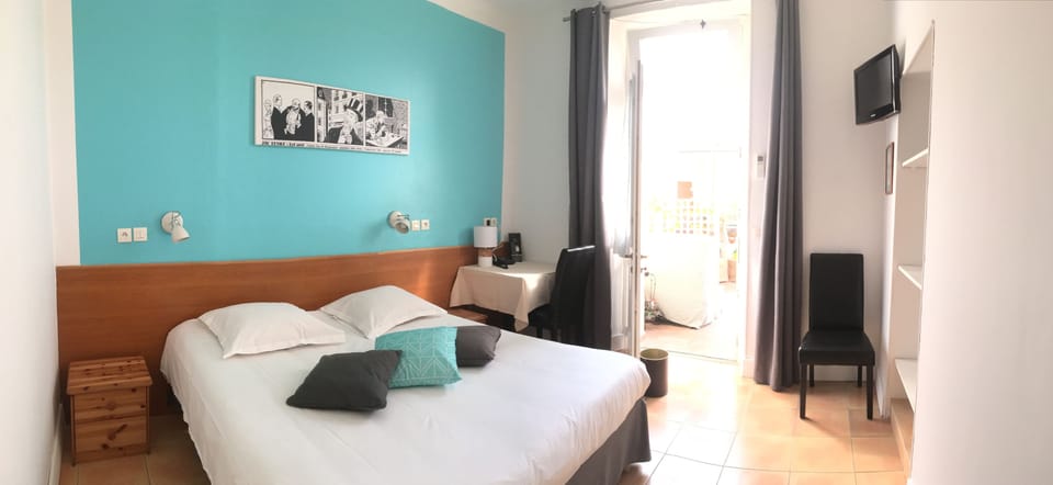 Traditional Room, Courtyard View | 1 bedroom, individually decorated, desk, blackout drapes