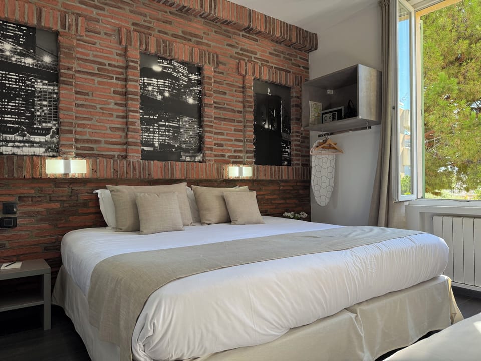 Chambre Triple Supérieur vue jardin | Premium bedding, Select Comfort beds, in-room safe