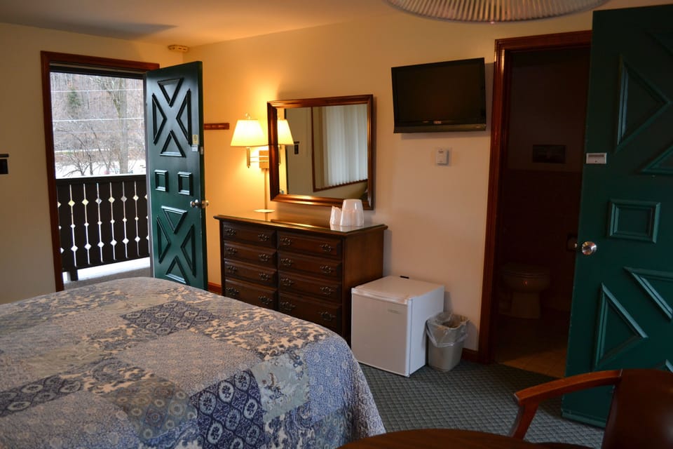 Comfort Room, 1 Queen Bed | Premium bedding, pillowtop beds, free WiFi, bed sheets