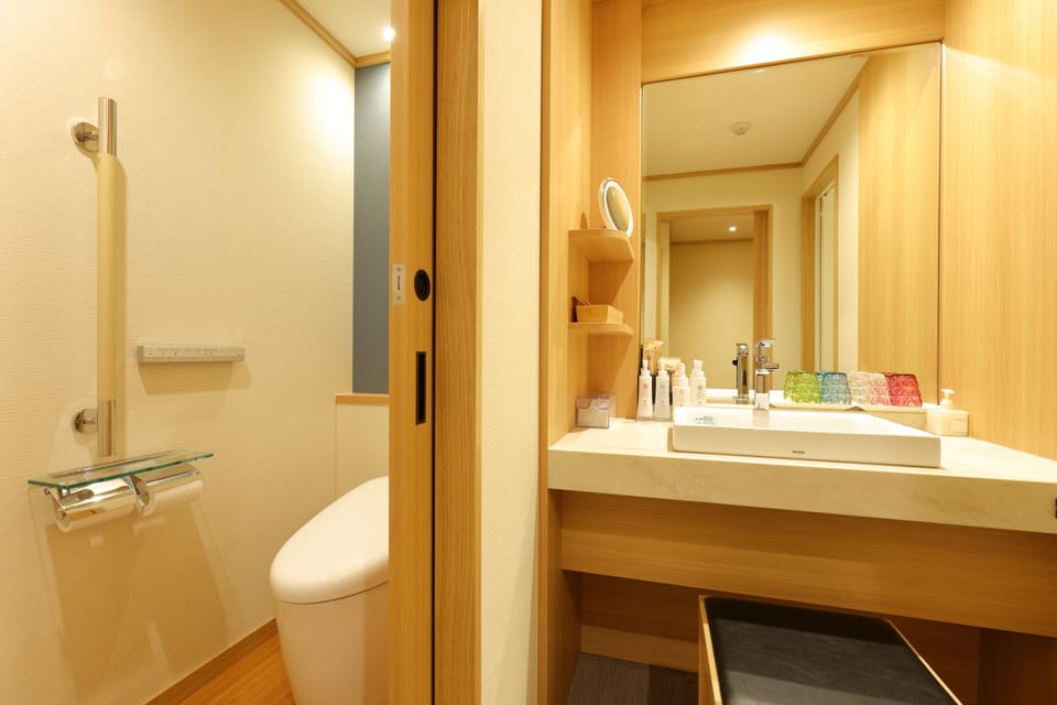 Luxury Twin Room | Bathroom | Separate tub and shower, deep soaking tub, free toiletries, hair dryer