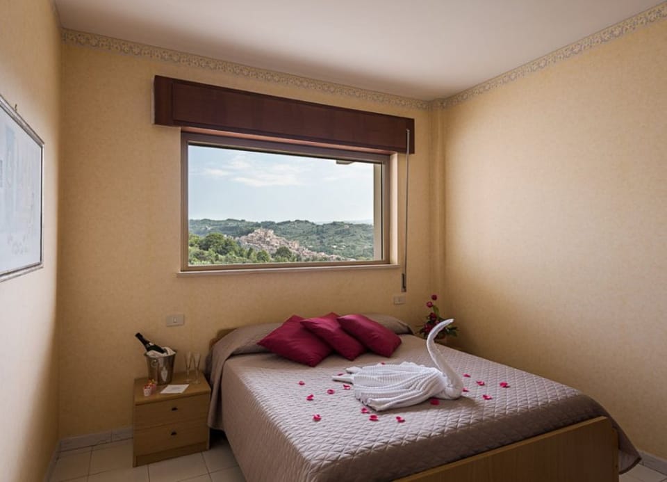 Double Room | 1 bedroom, cribs/infant beds, free WiFi, bed sheets
