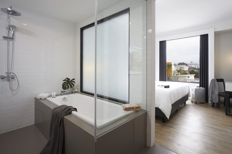 de Braga Suite | Bathroom | Free toiletries, hair dryer, slippers, bidet