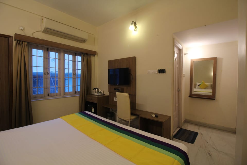 Deluxe Double Room, 1 King Bed, Non Smoking | Premium bedding, desk, blackout drapes, iron/ironing board
