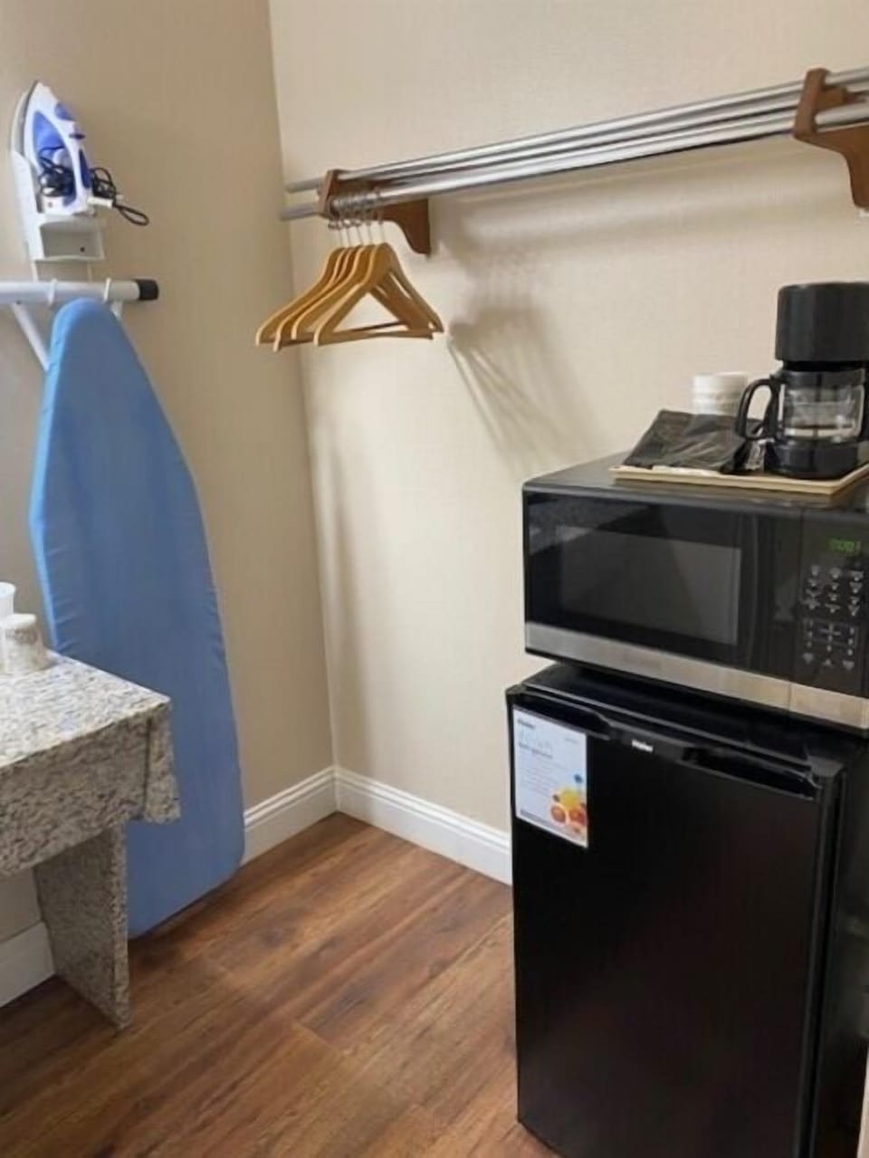 Standard Room, 1 King Bed | Desk, iron/ironing board, free WiFi, bed sheets