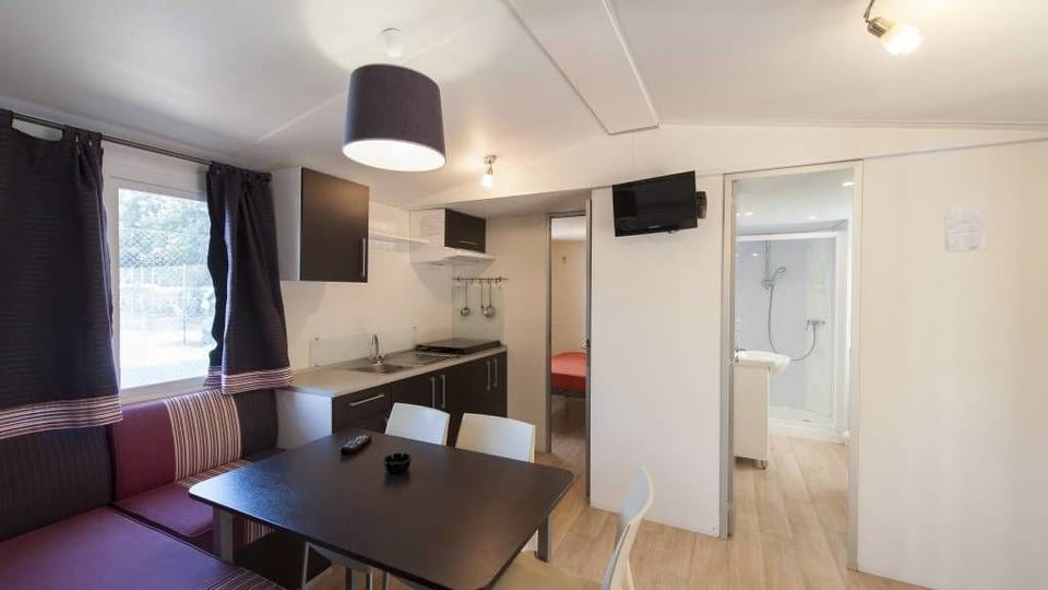 Mobile Home, 3 Bedrooms | Private kitchenette | Dining table