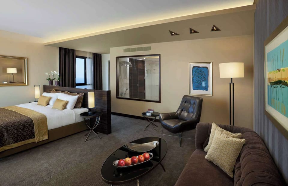 Studio Suite, Club Lounge Access, Sea View | Minibar, in-room safe, desk, soundproofing