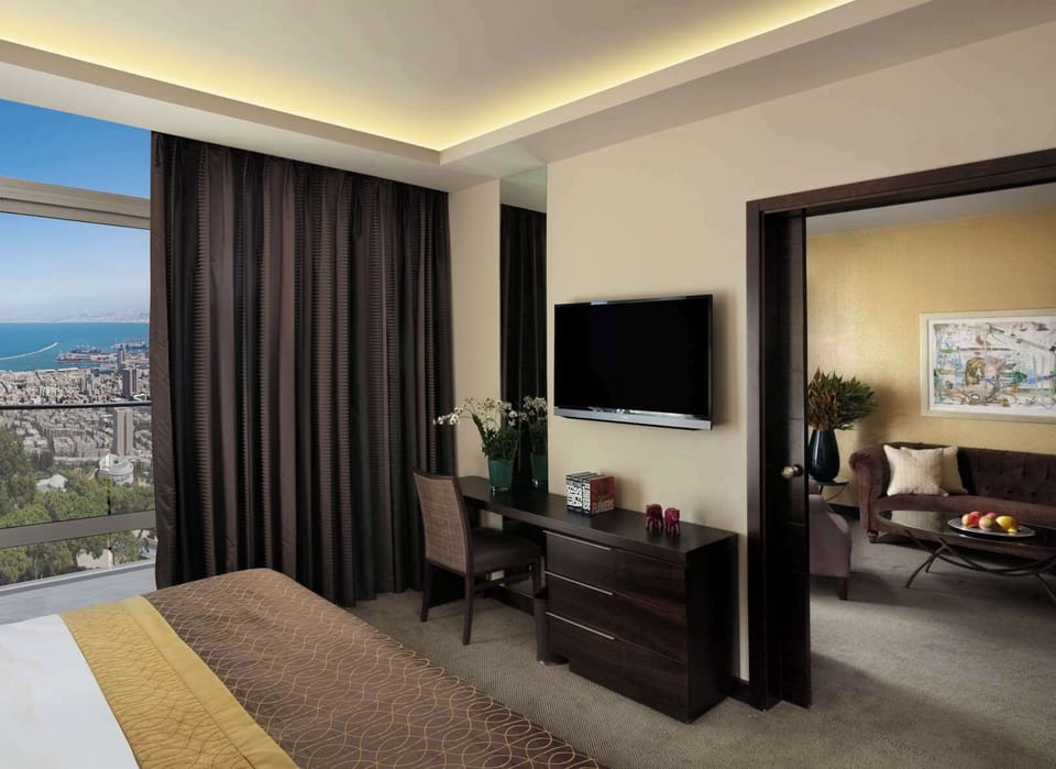 Executive suite | Minibar, in-room safe, desk, soundproofing