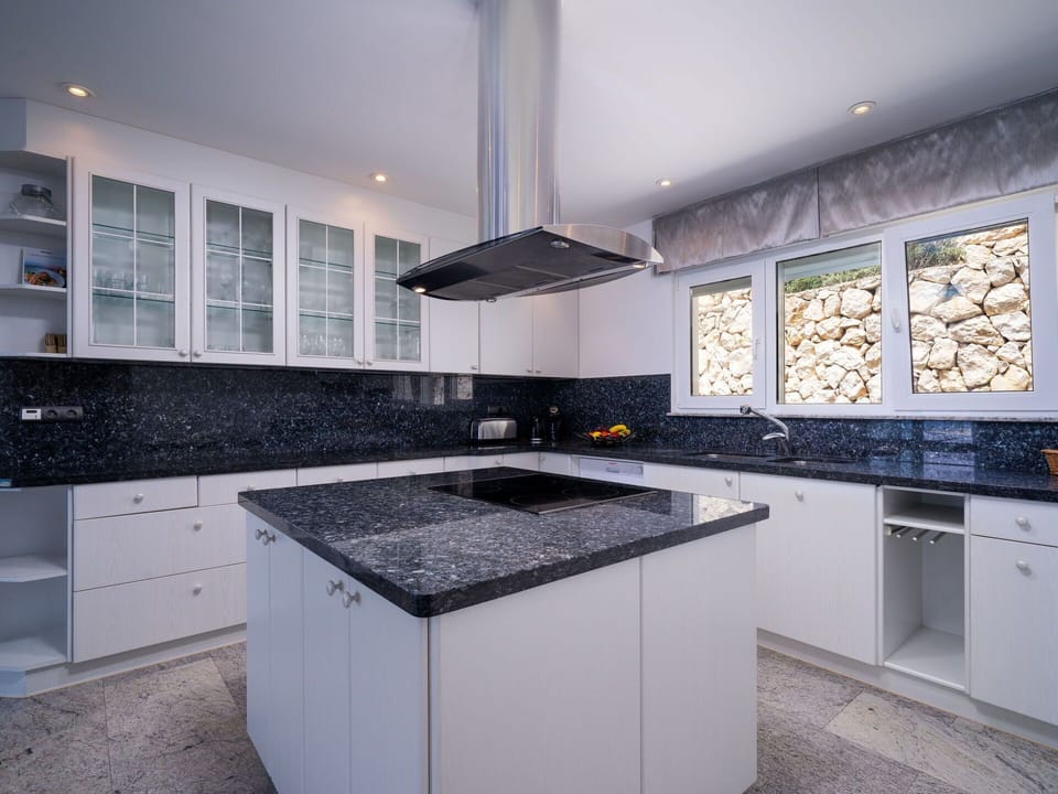 Cabinetry, Countertop, Kitchen Stove, Kitchen, Interior Design, Kitchen Appliance, Cooktop, Stove, Wood, Building