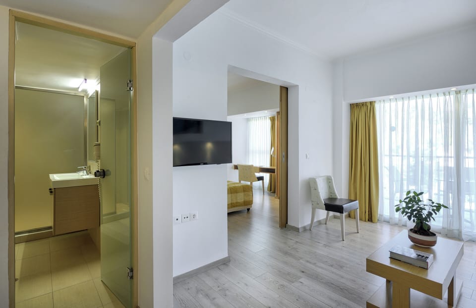Junior Suite, Mountain View | In-room safe, soundproofing, free WiFi, bed sheets