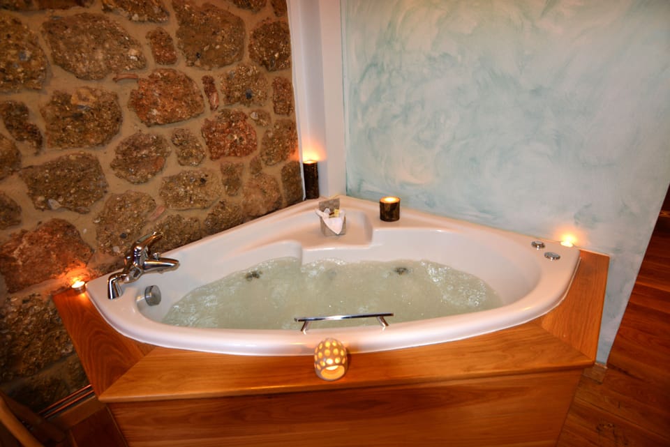 Suite, Hot Tub | Jetted tub