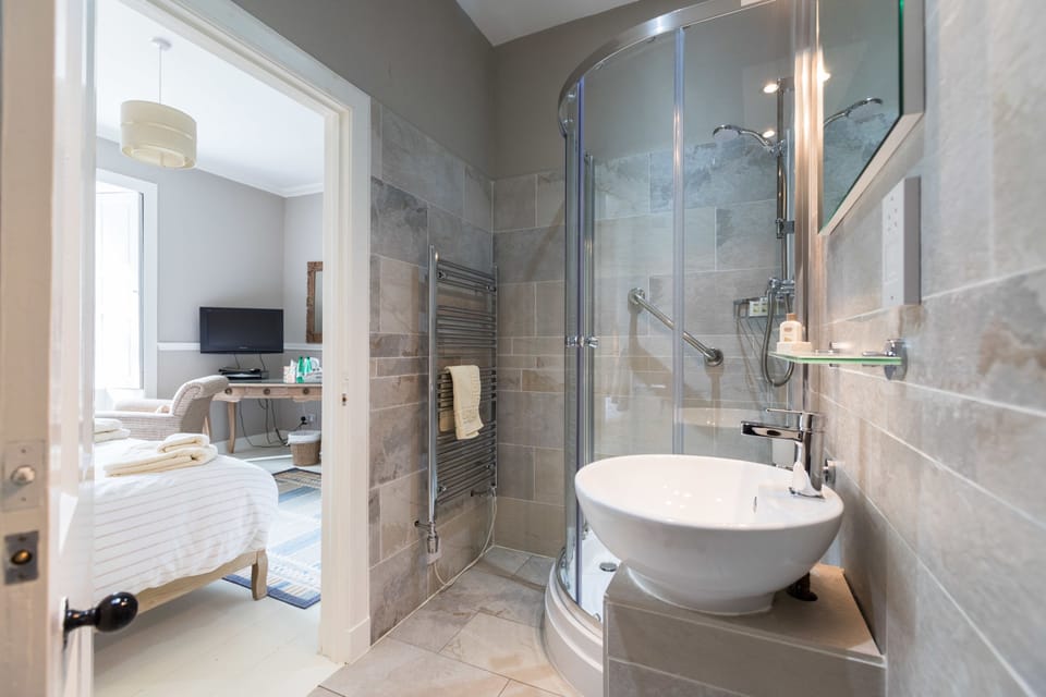 Deluxe Double Room (Murray) | Bathroom amenities | Shower, eco-friendly toiletries, hair dryer, towels