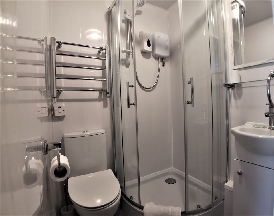 Twin Room, Ensuite | Bathroom shower