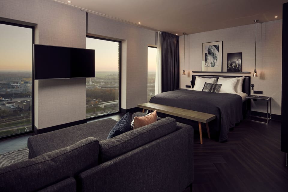 Penthouse Suite (South) | In-room safe, desk, laptop workspace, blackout drapes
