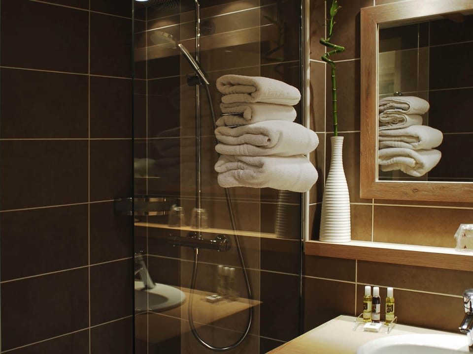 Classic Room, 1 Double Bed | Minibar, in-room safe, desk, laptop workspace